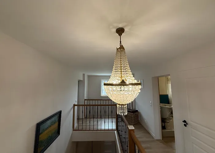 Capsule Champetre Piscine Billard Villa