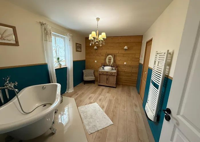 Capsule Champetre Piscine Billard Villa